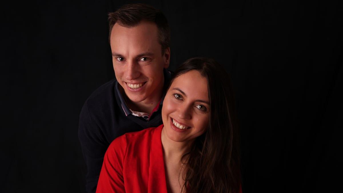 Couple photographié en studio sur fond sombre
