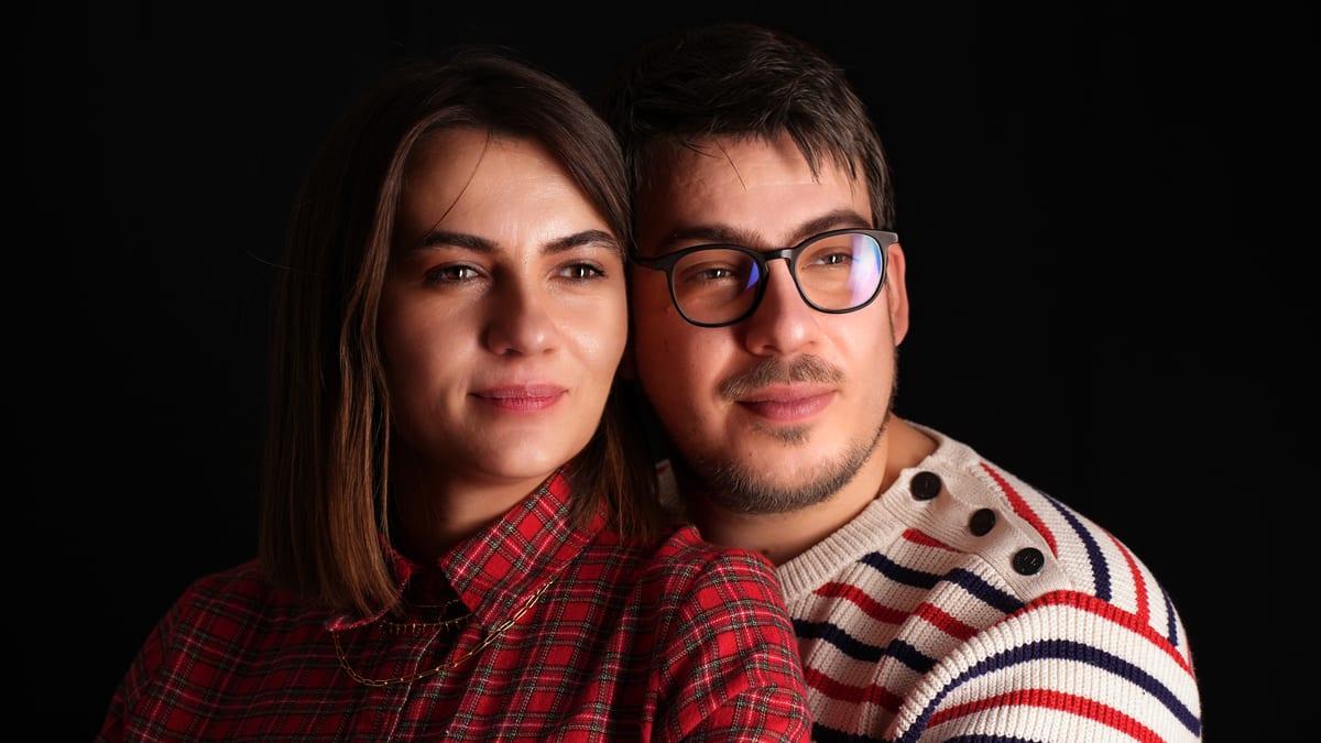 Couple photographié en studio, séance portrait